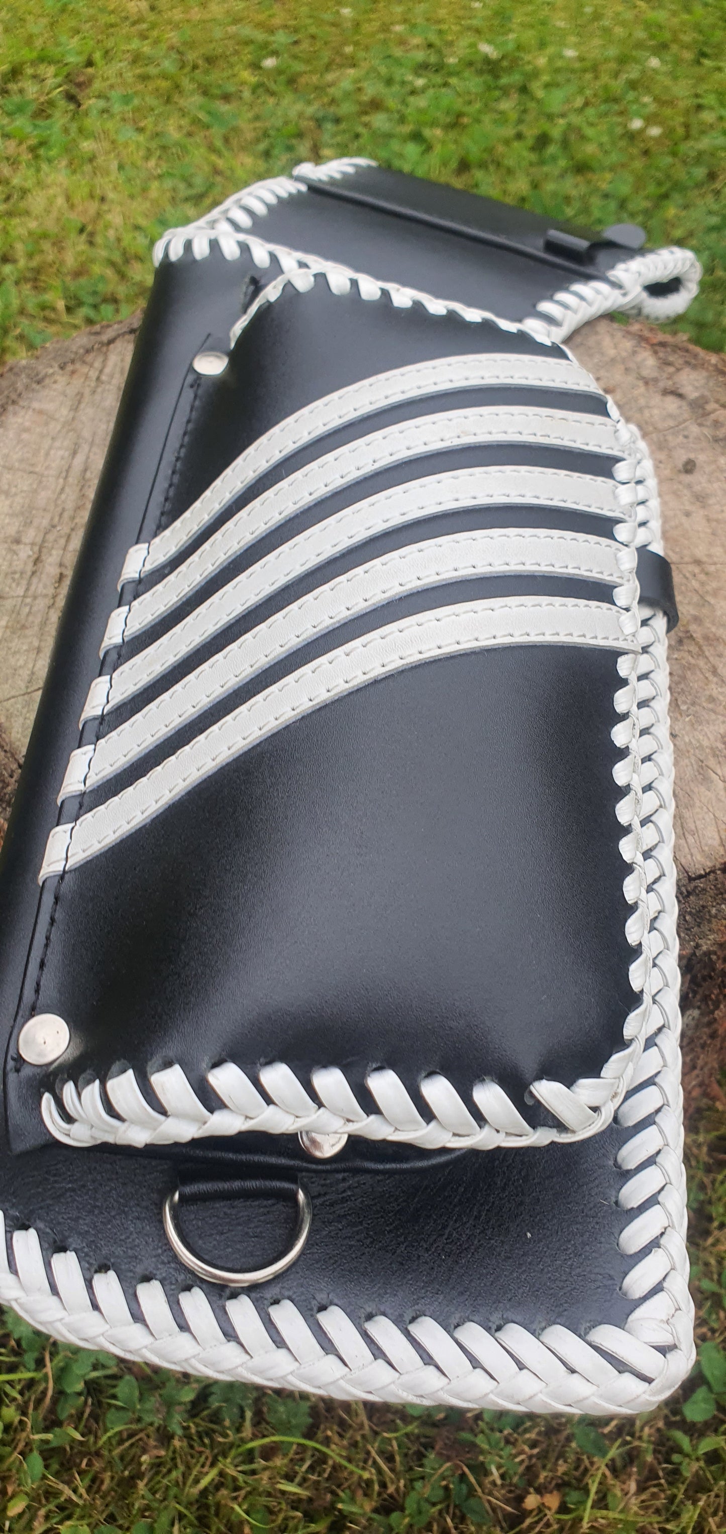 Supreme quality grain leather quiver with white braid