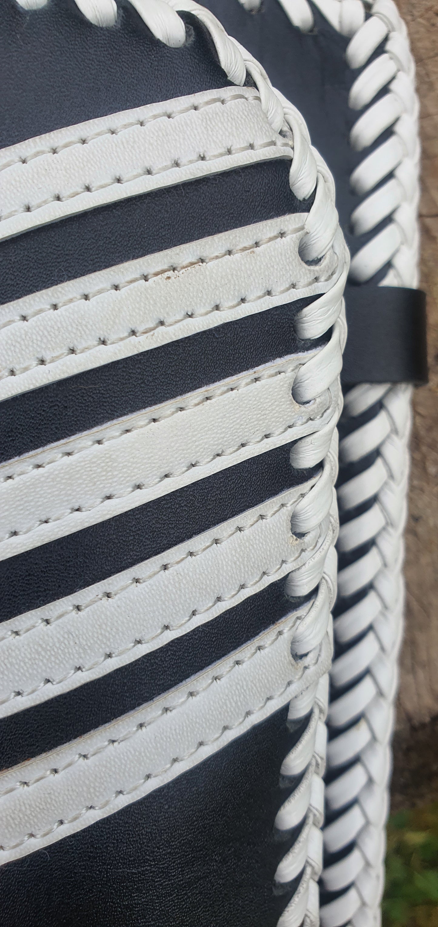 Supreme quality grain leather quiver with white braid