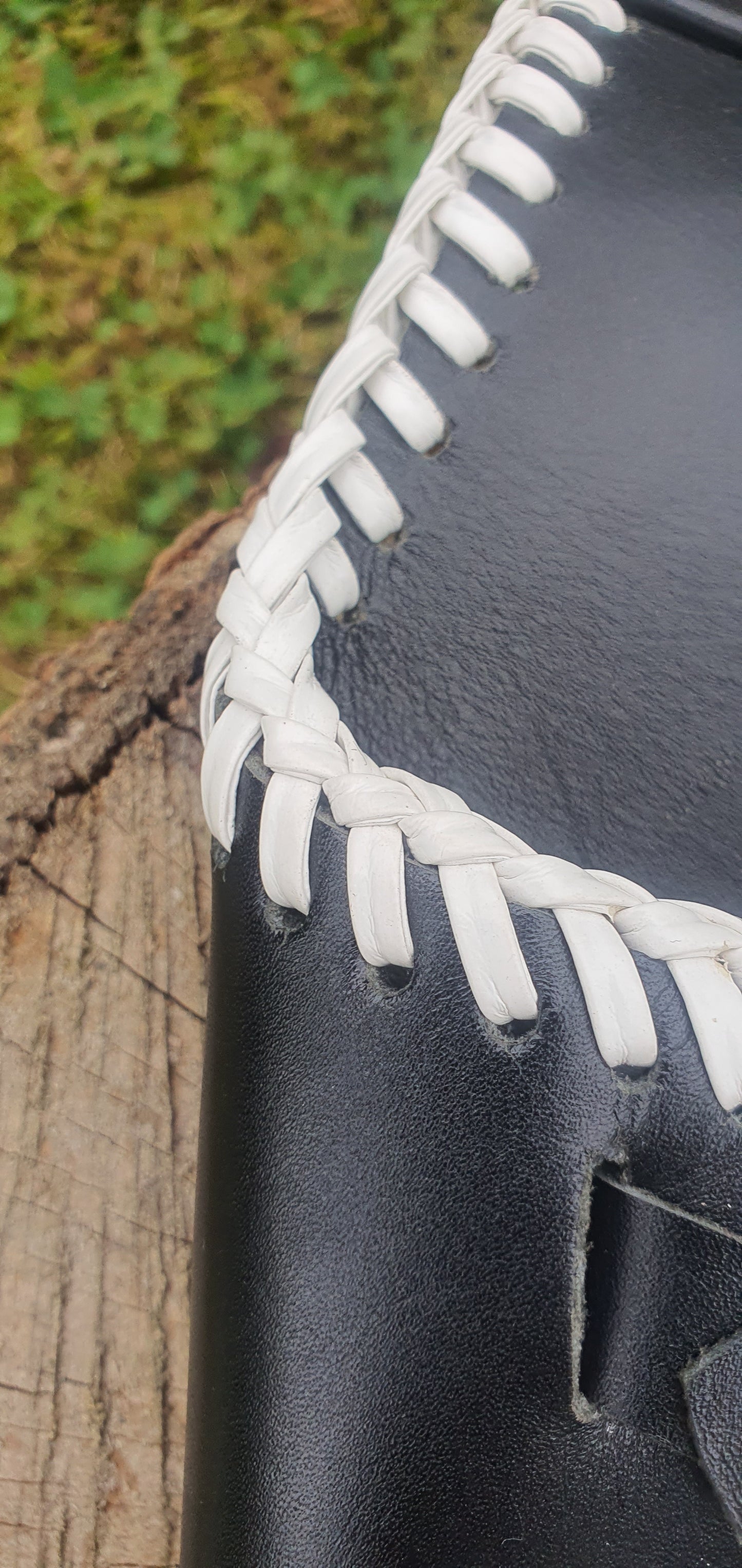 Supreme quality grain leather quiver with white braid