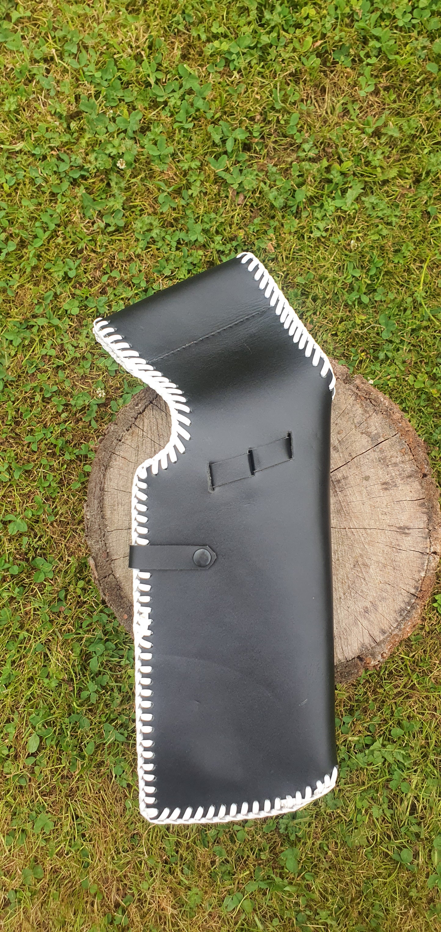 Supreme quality grain leather quiver with white braid