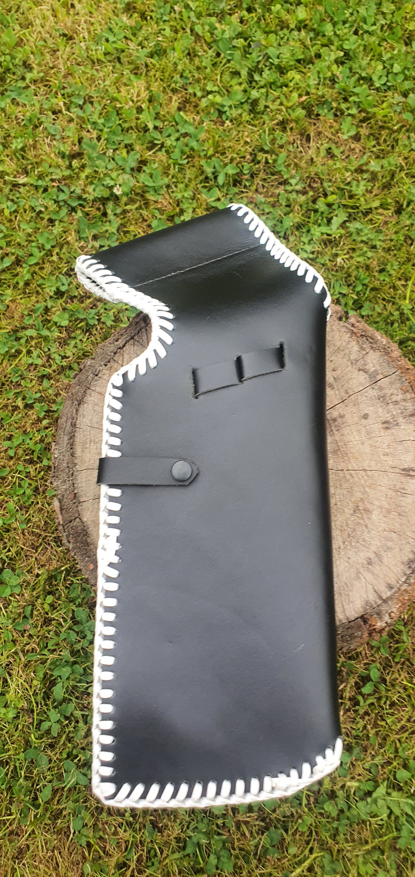 Supreme quality grain leather quiver with white braid