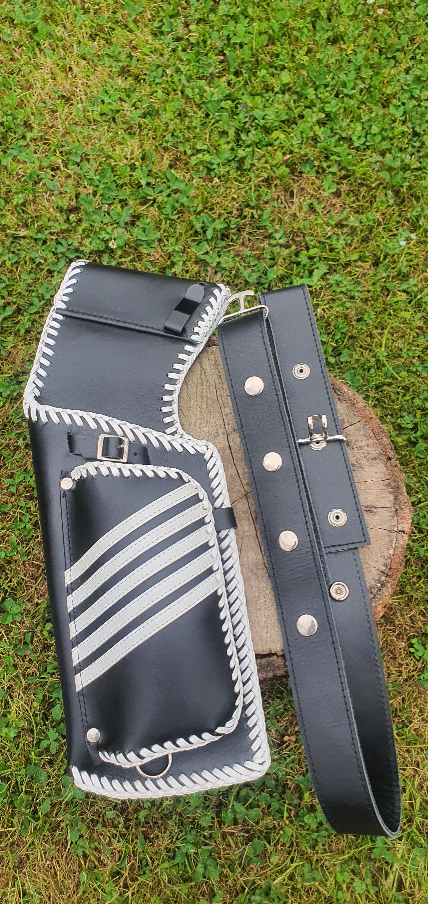 Supreme quality grain leather quiver with white braid