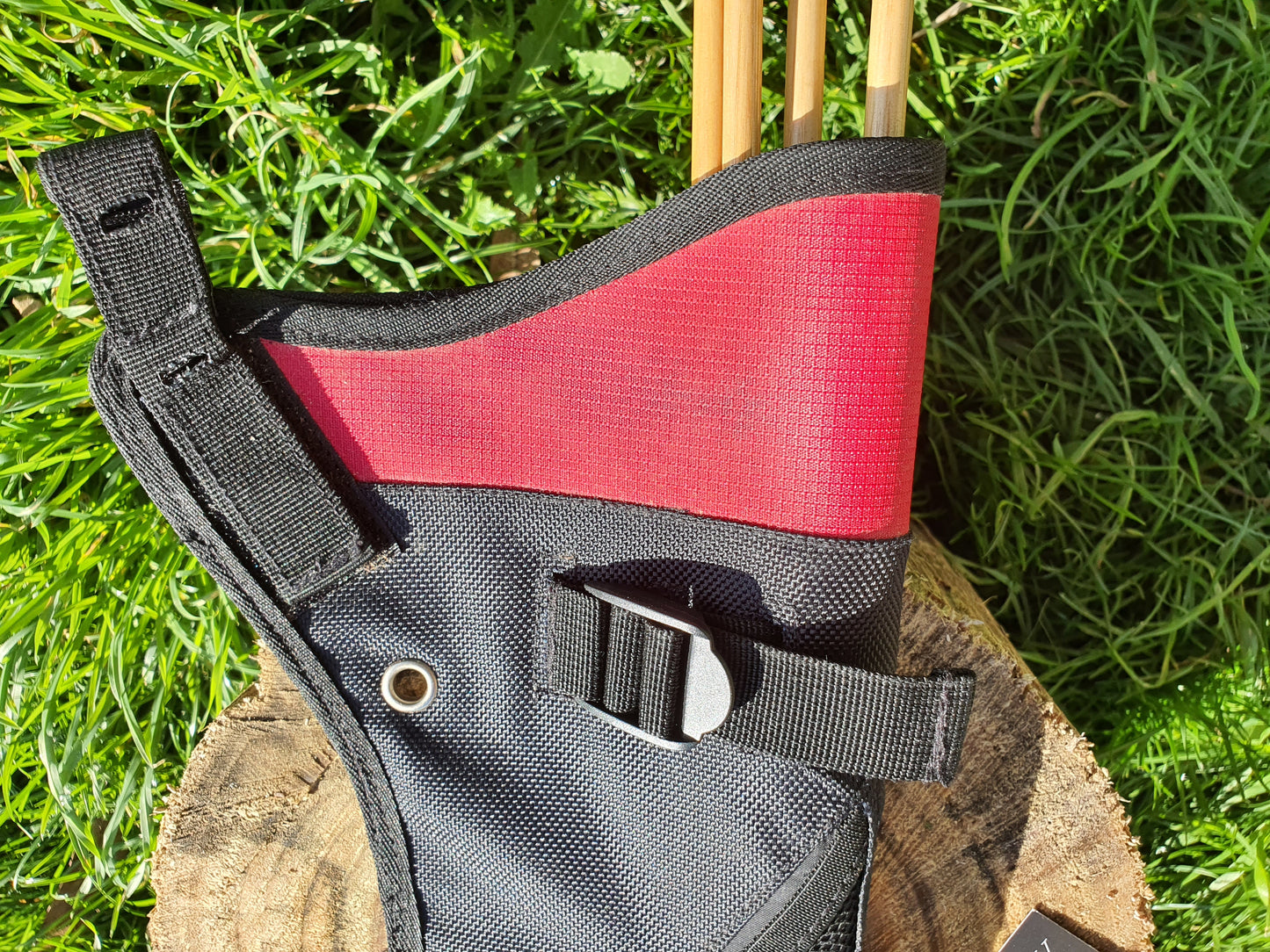 Quiver with 4 x wooden arrows