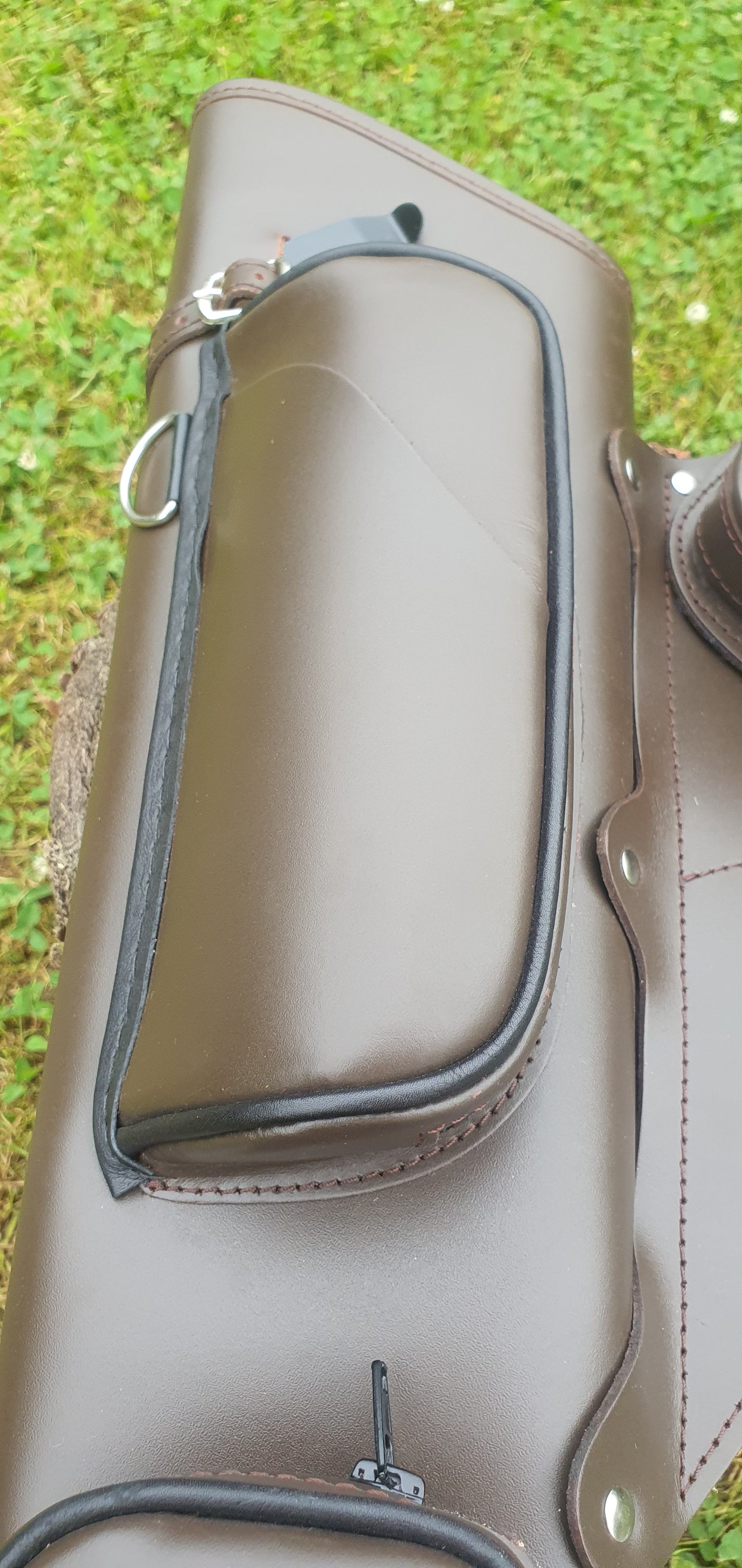 Premium leather quiver - 3 Accessory pockets