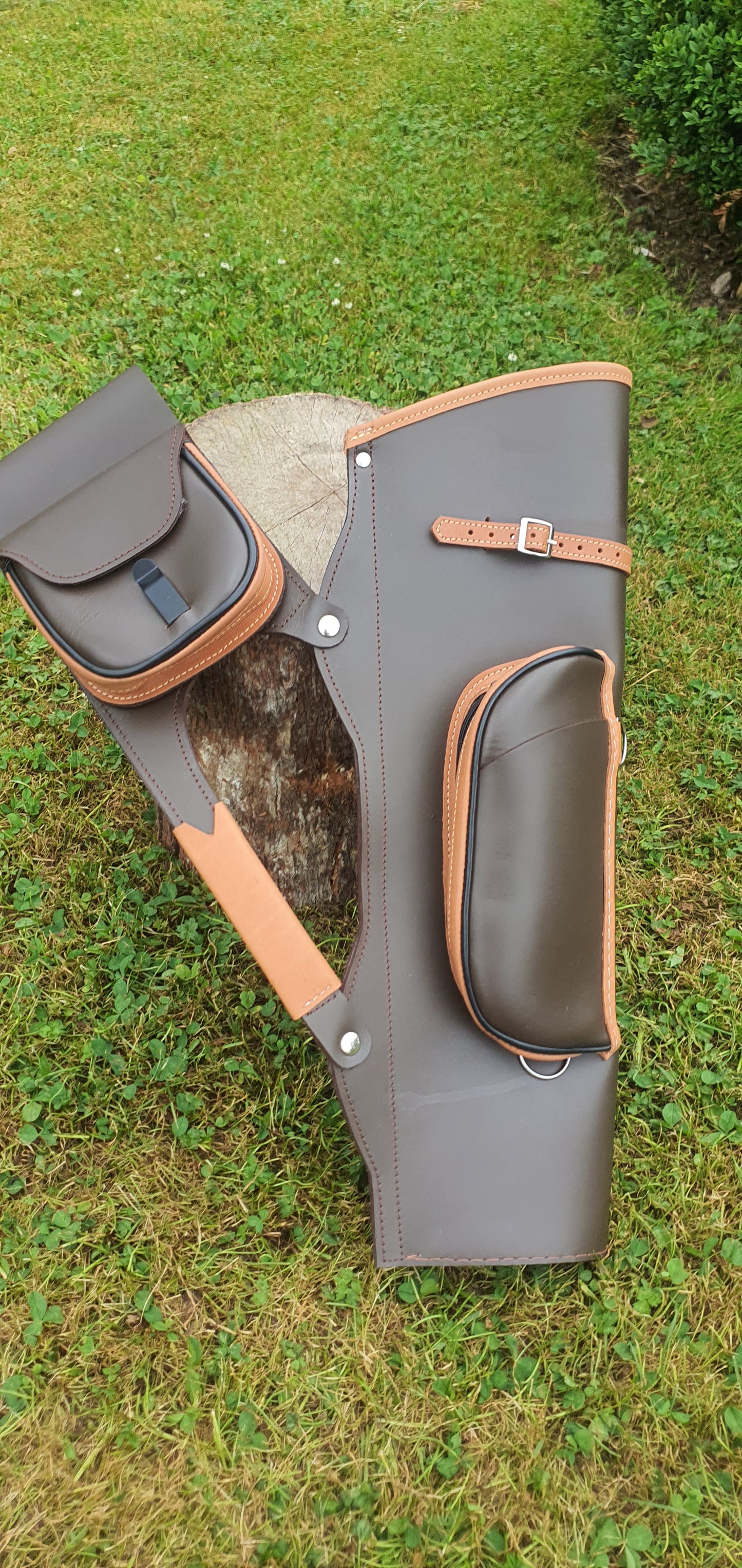 Premium leather quiver - 2 Accessory pockets