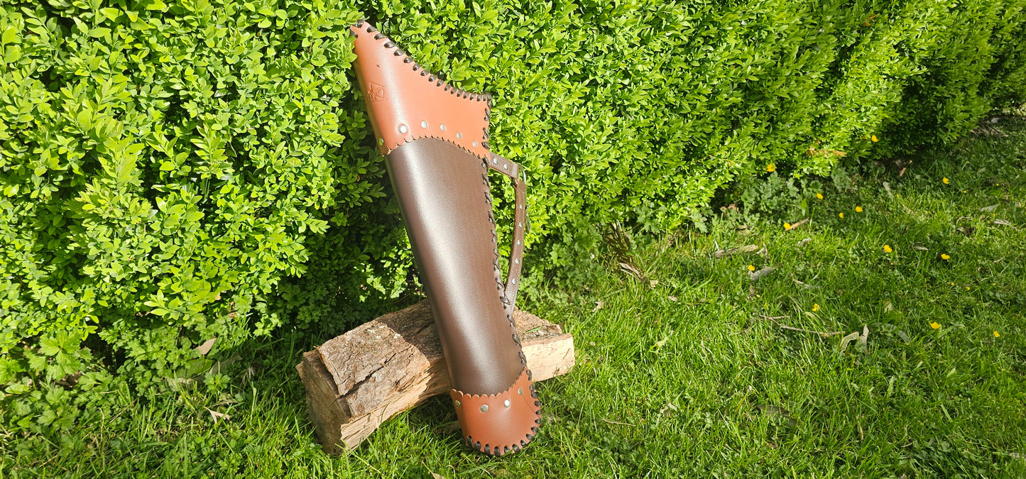 Arched belt hand leather quiver