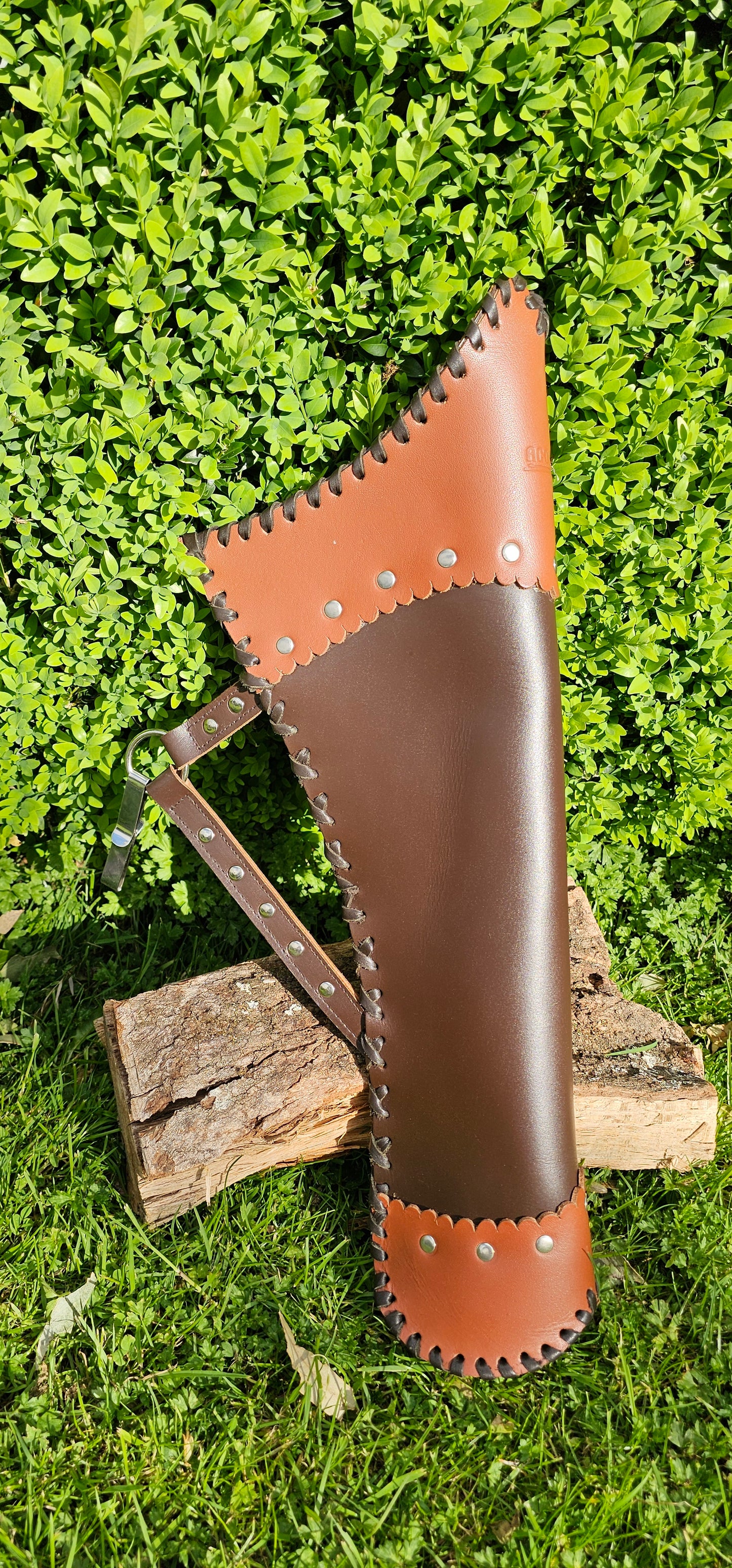 Arched belt hand leather quiver