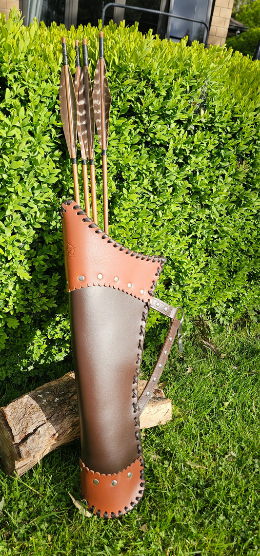 Arched belt hand leather quiver